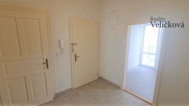 Nabízíme nádherný byt 3+kk v centru města Hradce Králové s vlastním park. stáním