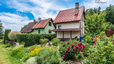 Prodej krásné zděné chaty v kouzelném prostředí u lesa, Hradec Králové - Divec