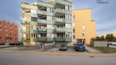 Pronájem prostorného bytu  1+1 s terasou v novostavbě v Hradci Králové - Labská Louka