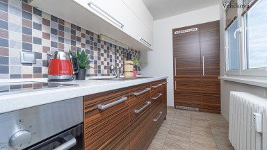 Prodej pěkného bytu 3+1 se zasklenou lodžií a balkonem - 63 m2,  v ulici Severní, Hradec Králové 