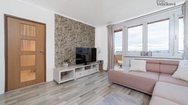 Prodej pěkného bytu 3+1 se zasklenou lodžií a balkonem - 63 m2,  v ulici Severní, Hradec Králové 