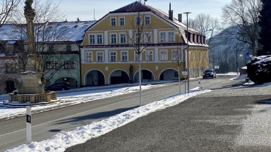 Pronájem částečně zrekonstruovaného bytu 3+kk přímo na náměstí v Žacléři