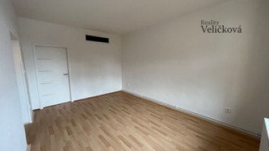 Pronájem částečně zrekonstruovaného bytu 3+kk přímo na náměstí v Žacléři