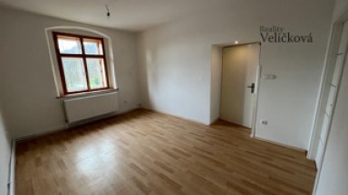 Pronájem částečně zrekonstruovaného bytu 3+kk přímo na náměstí v Žacléři