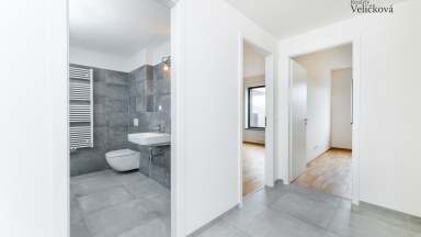 Prodej krásného bytu 2+kk (3+kk) s prostorným balkonem a sklepem a garážovým stáním 