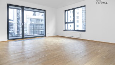 Prodej krásného bytu 2+kk (3+kk) s prostorným balkonem a sklepem a garážovým stáním 