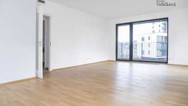 Prodej krásného bytu 2+kk (3+kk) s prostorným balkonem a sklepem a garážovým stáním 