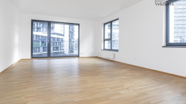 Prodej krásného bytu 2+kk (3+kk) s prostorným balkonem a sklepem a garážovým stáním 