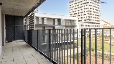 Prodej krásného bytu 2+kk (3+kk) s prostorným balkonem a sklepem a garážovým stáním 