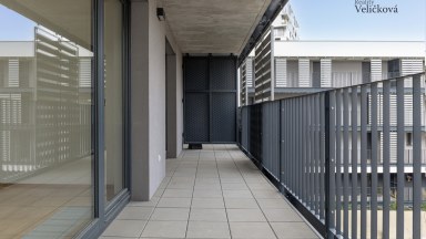 Prodej krásného bytu 2+kk (3+kk) s prostorným balkonem a sklepem a garážovým stáním 