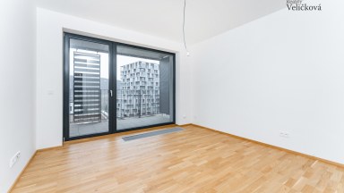 Prodej krásného bytu 2+kk (3+kk) s prostorným balkonem a sklepem a garážovým stáním 