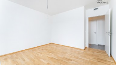 Prodej krásného bytu 2+kk (3+kk) s prostorným balkonem a sklepem a garážovým stáním 