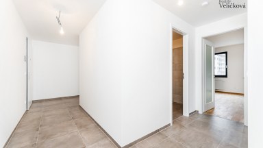 Prodej krásného bytu 2+kk (3+kk) s prostorným balkonem a sklepem a garážovým stáním 