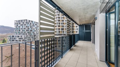 Prodej krásného bytu 2+kk (3+kk) s prostorným balkonem a sklepem a garážovým stáním 