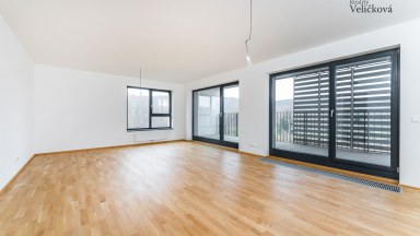 Prodej krásného bytu 2+kk (3+kk) s prostorným balkonem a sklepem a garážovým stáním 