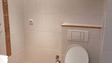 Pronájem kompletně zrekonstruovaného slunného bytu 1+KK v Hradci Králové 