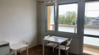 Pronájem kompletně zrekonstruovaného slunného bytu 1+KK v Hradci Králové 