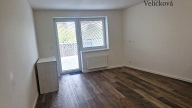 Pronájem pěkného bytu v novostavbě s předzahrádkou a parkovacím stáním v Kostelci nad Orlicí