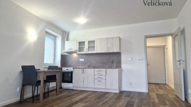 Pronájem pěkného bytu v novostavbě s předzahrádkou a parkovacím stáním v Kostelci nad Orlicí