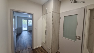 Pronájem pěkného bytu v novostavbě s předzahrádkou a parkovacím stáním v Kostelci nad Orlicí