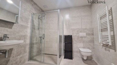 Pronájem pěkného bytu v novostavbě s předzahrádkou a parkovacím stáním v Kostelci nad Orlicí