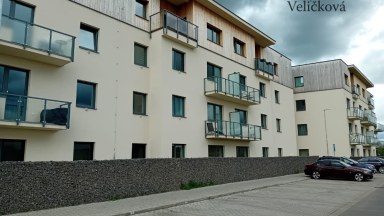 Pronájem pěkného bytu v novostavbě s předzahrádkou a parkovacím stáním v Kostelci nad Orlicí