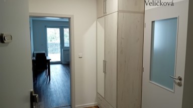 Pronájem pěkného bytu v novostavbě s předzahrádkou a parkovacím stáním v Kostelci nad Orlicí