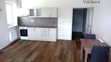 Pronájem pěkného bytu v novostavbě s předzahrádkou a parkovacím stáním v Kostelci nad Orlicí