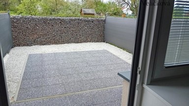 Pronájem pěkného bytu v novostavbě s předzahrádkou a parkovacím stáním v Kostelci nad Orlicí