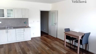 Pronájem pěkného bytu v novostavbě s předzahrádkou a parkovacím stáním v Kostelci nad Orlicí