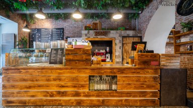 Prodej zavedeného poké a salátového bistra v centru města Hradce Králové 