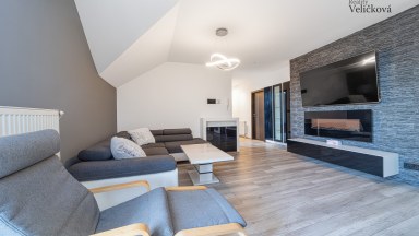 Pronájem luxusního zrekonstruovaného podkrovního bytu 3+kk v Nepasicích u Hradce Králové 