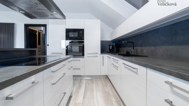 Pronájem luxusního zrekonstruovaného podkrovního bytu 3+kk v Nepasicích u Hradce Králové 