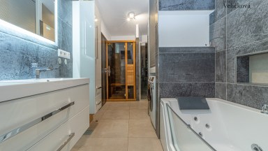 Pronájem luxusního zrekonstruovaného podkrovního bytu 3+kk v Nepasicích u Hradce Králové 