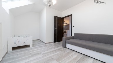 Pronájem luxusního zrekonstruovaného podkrovního bytu 3+kk v Nepasicích u Hradce Králové 