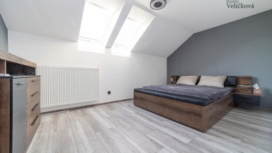 Pronájem luxusního zrekonstruovaného podkrovního bytu 3+kk v Nepasicích u Hradce Králové 