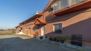 Pronájem luxusního zrekonstruovaného podkrovního bytu 3+kk v Nepasicích u Hradce Králové 