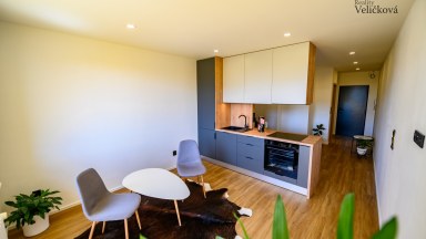 Pronájem luxusního bytu 1+kk se zasklenou lodžií v Hradci Králové - Moravské Předměstí