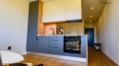 Pronájem luxusního bytu 1+kk se zasklenou lodžií v Hradci Králové - Moravské Předměstí