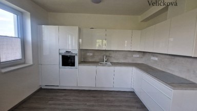 Pronájem krásného bytu 2+kk s parkovacím stáním ve Smiřicích