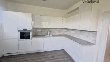 Pronájem krásného bytu 2+kk s parkovacím stáním ve Smiřicích