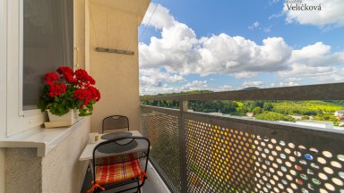 Prodej slunného bytu 3+1, 76m², s balkonem a nádherným výhledem – Náchod (Staré Město nad Metují)