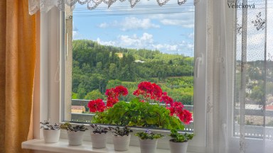 Prodej slunného bytu 3+1, 76m², s balkonem a nádherným výhledem – Náchod (Staré Město nad Metují)