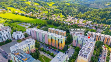 Prodej slunného bytu 3+1, 76m², s balkonem a nádherným výhledem – Náchod (Staré Město nad Metují)