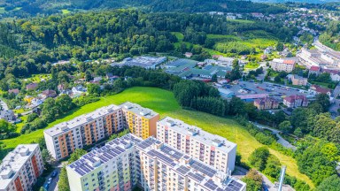 Prodej slunného bytu 3+1, 76m², s balkonem a nádherným výhledem – Náchod (Staré Město nad Metují)