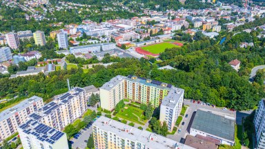Prodej slunného bytu 3+1, 76m², s balkonem a nádherným výhledem – Náchod (Staré Město nad Metují)
