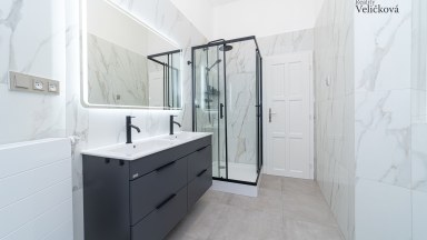 Vkusně zrekonstruovaný byt 3+kk v centru města Hradce Králové s možností využívání zahrady ve dvoře