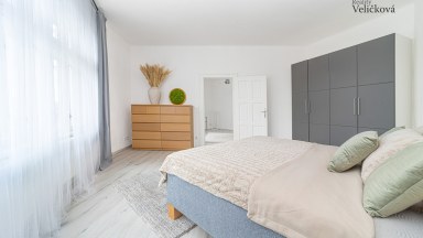 Vkusně zrekonstruovaný byt 3+kk v centru města Hradce Králové s možností využívání zahrady ve dvoře