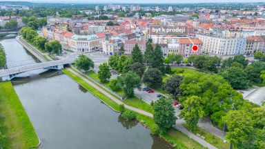 Vkusně zrekonstruovaný byt 3+kk v centru města Hradce Králové s možností využívání zahrady ve dvoře