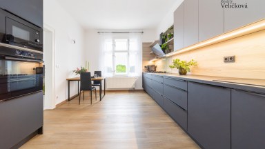 Vkusně zrekonstruovaný byt 3+kk v centru města Hradce Králové s možností využívání zahrady ve dvoře